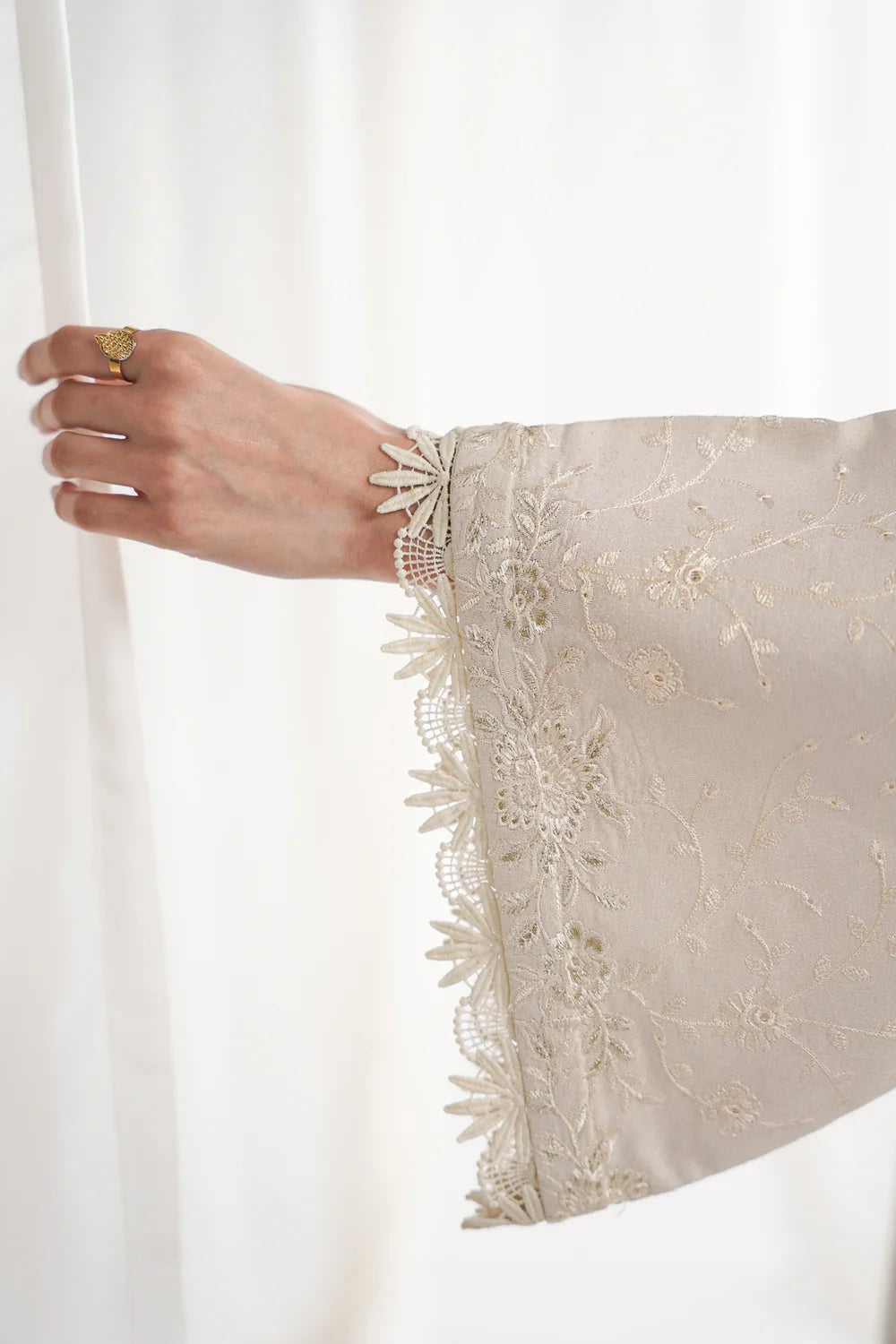 Zaib - Ivory Luxury Emroidered 3PCS Set (Ready To Wear)